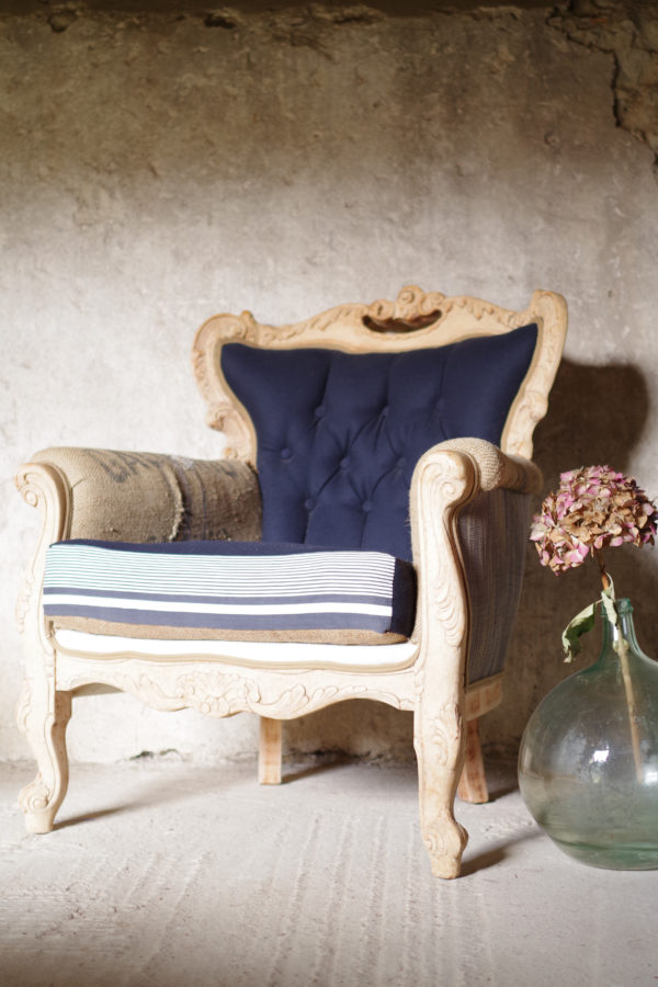 fauteuil Chesterfield vintage des années 40 revisité. Un esprit chic et bohème avec un mix and match de toiles anciennes réussi.