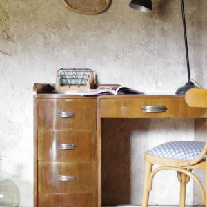 Lignes élégamment travaillées pour ce bureau vintage de style Art déco des années 30, en noyer et placage noyer avec poignées en chorme et laiton.