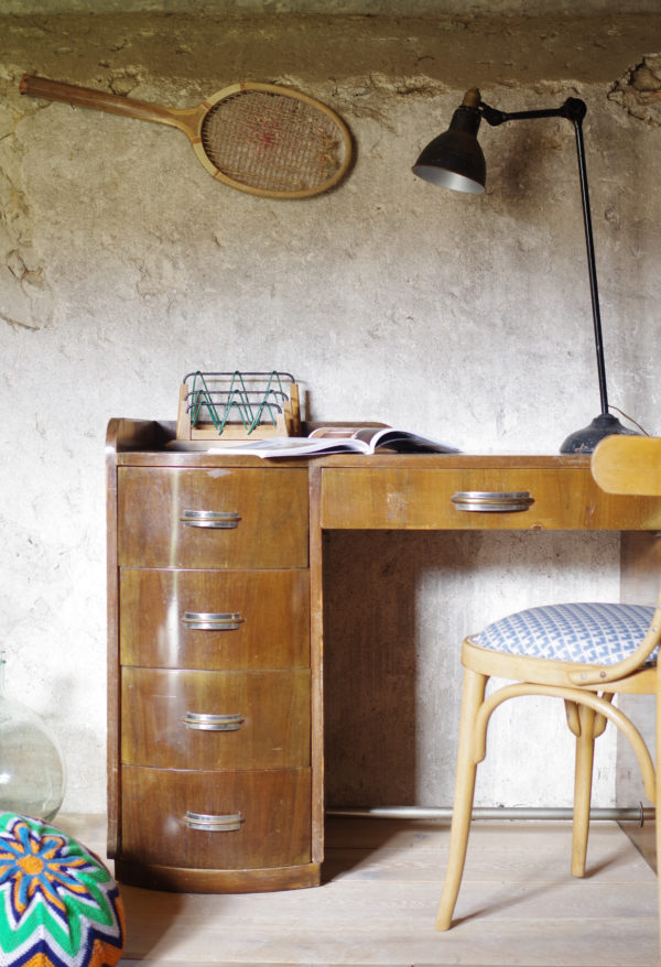 Lignes élégamment travaillées pour ce bureau vintage de style Art déco des années 30, en noyer et placage noyer avec poignées en chorme et laiton.