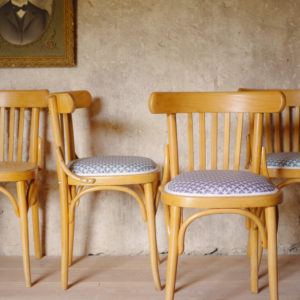 Chaises bistrot anciennes vintage, cannage ancien et toile enduite à motif géométrique bleu et blanc. Structure en hêtre.