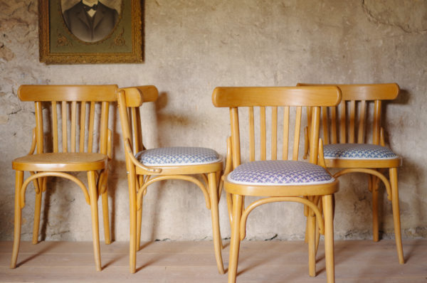 Chaises bistrot anciennes vintage, cannage ancien et toile enduite à motif géométrique bleu et blanc. Structure en hêtre.