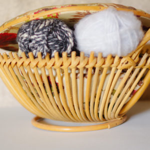 Ancien panier boîte à couture rotin osier années 60 tissu fleurs / antique French basket / rustic rattan Knitting Basket