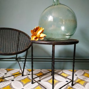 Duo de petites tables avec plateau en tôle perforée et piétement en fer forgé des années 50 de dans le goût de Mathieu Mategot.