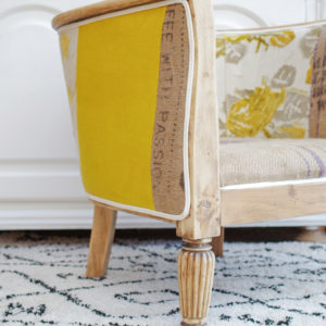 Fauteuil Art déco ancien revisité dans des tonalités de jaune, mixant toile de jute ancienne, lin jaune et tissu à motifs floraux en velours