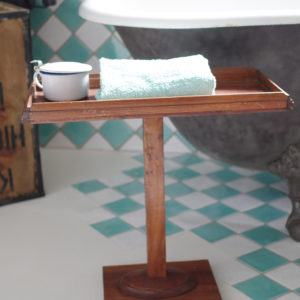 Envie de raffinement dans votre salle de bain, cette table d'appoint permettra d'y loger ses petits accessoires de beauté.