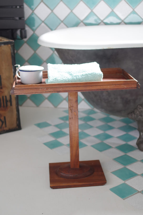 Envie de raffinement dans votre salle de bain, cette table d'appoint permettra d'y loger ses petits accessoires de beauté.