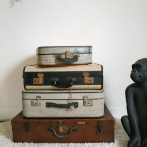 Des lignes arrondies, un motif peau de serpent coloris crème, et un pourtour noir font de cette petite valise des années 40 un objet de déco très élégant.