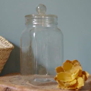 Gracieux flacon ancien en verre retrouvé dans le grenier d'une droguerie ayant contenu des sucreries au début du siècle dernier.