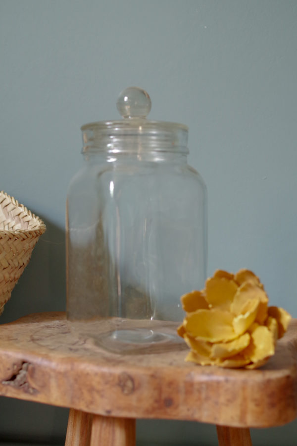 Gracieux flacon ancien en verre retrouvé dans le grenier d'une droguerie ayant contenu des sucreries au début du siècle dernier.