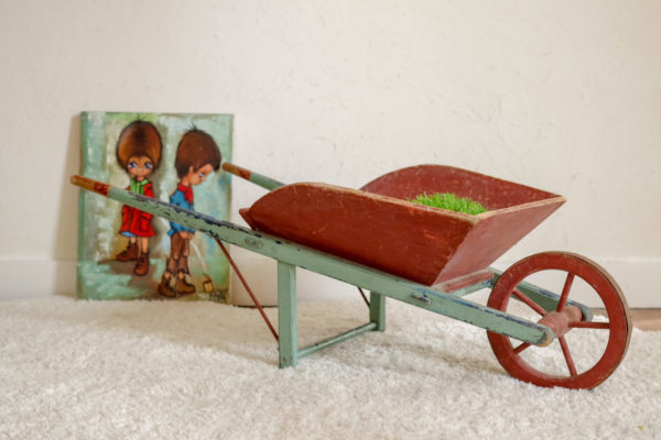 Quel adorable jouet ancien que cette brouette en bois pour jeunes enfants.