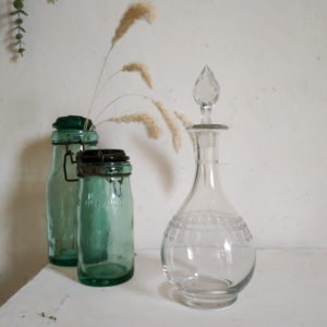 Ancienne, cette carafe à vin en verre est une petite merveille d'élégance.