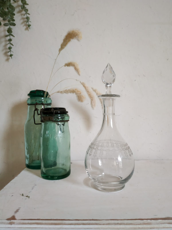 Ancienne, cette carafe à vin en verre est une petite merveille d'élégance.