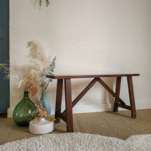 Tout en bois, ce banc ancien a tout pour plaire, une patine veloutée et douce et des dimensions réduites qui font de cette pièce un must have.