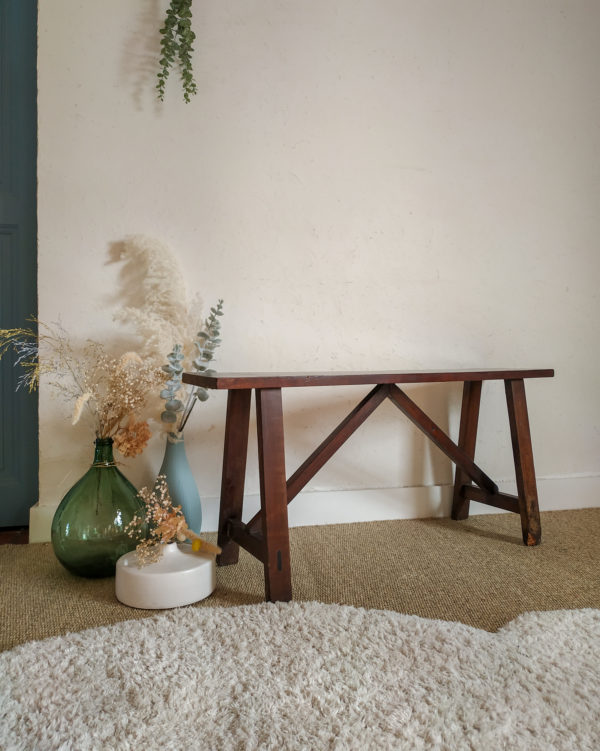 Tout en bois, ce banc ancien a tout pour plaire, une patine veloutée et douce et des dimensions réduites qui font de cette pièce un must have.