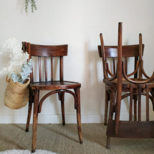 Lignes intemporelles et teinte patinée, cette série de 4 chaises bistrot est un indémodable!