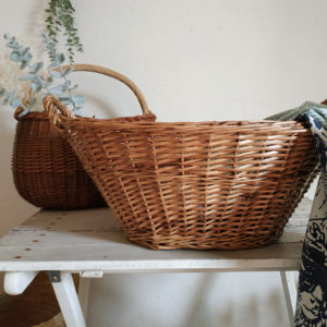 S'entourer de fibres naturelles, les ponctuer dans la maison de manière ni vu ni connu et les chiner si possible vintage pour un intérieur authentique, chaleureux dans un esprit maison de vacances.