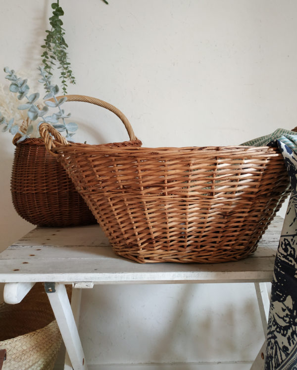 S'entourer de fibres naturelles, les ponctuer dans la maison de manière ni vu ni connu et les chiner si possible vintage pour un intérieur authentique, chaleureux dans un esprit maison de vacances.