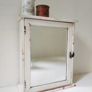 Nous craquons pour le miroir finement biseauté de ce petit meuble de pharmacie ancien et son petit loquet de fermeture.