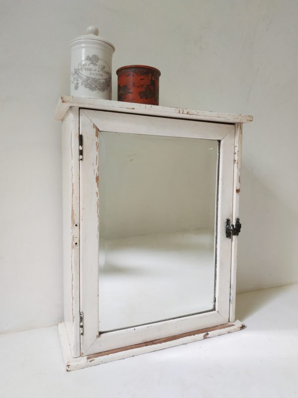 Nous craquons pour le miroir finement biseauté de ce petit meuble de pharmacie ancien et son petit loquet de fermeture.