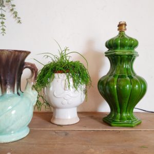 Nous aimons le coloris vert péchu de ce pied de lampe vintage qui se mariera aussi bien avec un abat-jour en rotin qu'en tissu qu'importe la couleur ou les motifs.