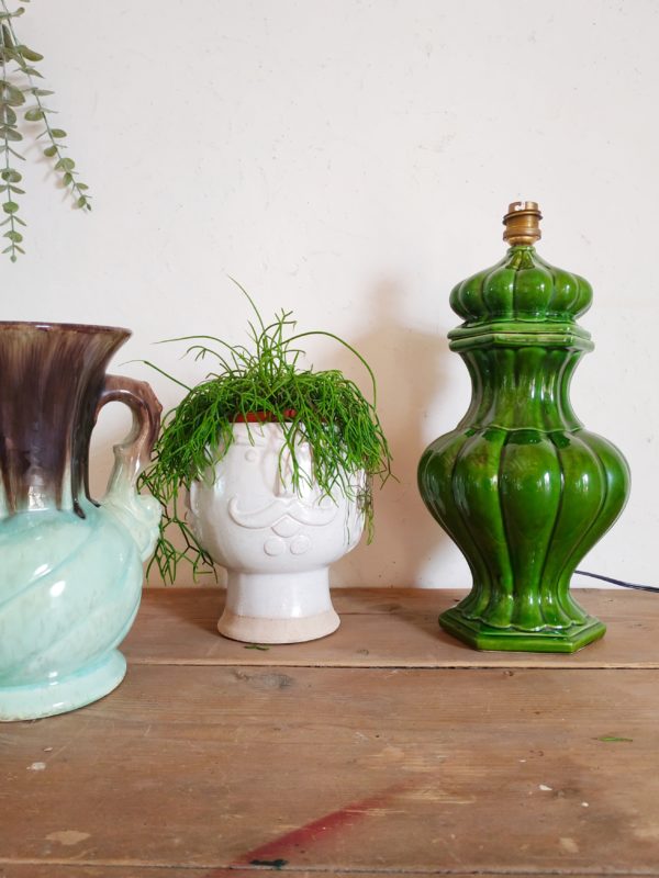 Nous aimons le coloris vert péchu de ce pied de lampe vintage qui se mariera aussi bien avec un abat-jour en rotin qu'en tissu qu'importe la couleur ou les motifs.