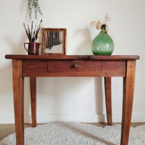 Cette table de ferme ancienne impose une allure authentique et raffinée qui nous charme d'emblée.