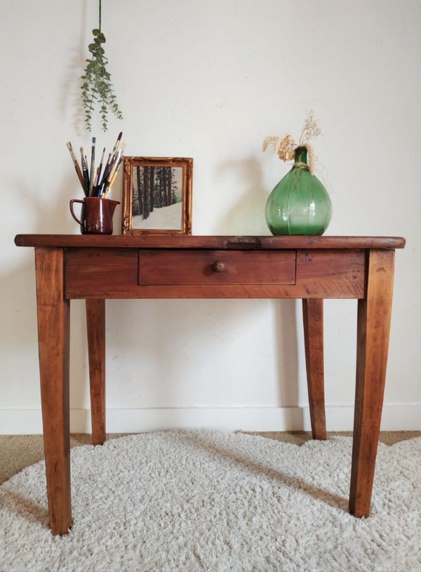 Cette table de ferme ancienne impose une allure authentique et raffinée qui nous charme d'emblée.