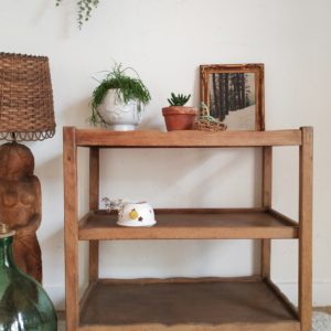 Nous aimons le coté authentique qui se dégage de cette table sur roulettes en bois vintage.