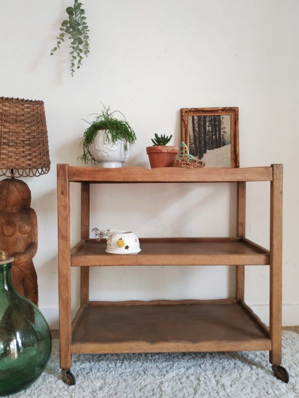 Nous aimons le coté authentique qui se dégage de cette table sur roulettes en bois vintage.