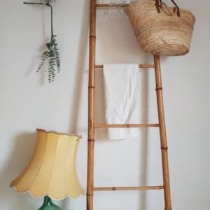 Cette échelle ancienne en bambou est d'une simplicité redoutable pour envoûter n'importe quel pan de mur de votre intérieur.