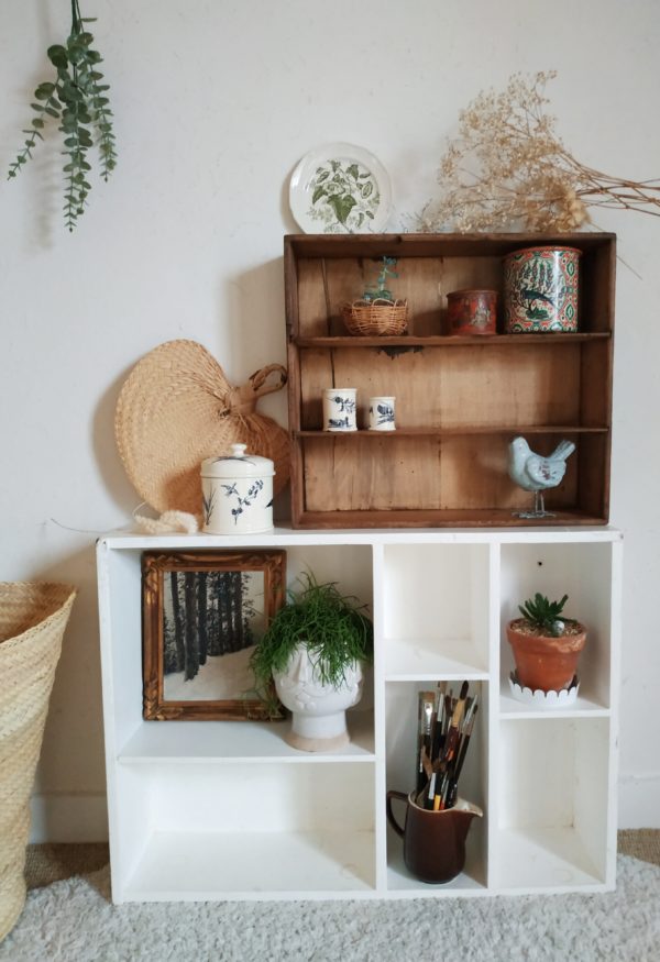 Ce tiroir d'atelier en bois nous a de suite charmé. Il possède ce look rétro suranné des meubles de métier.