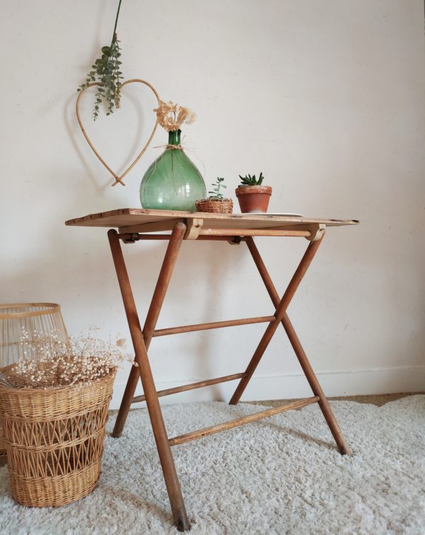 Cette table pliante ancienne possède une look résolument bohème et romantique, une pièce tendre qui met en valeur chaque objet qu'elle reçoit.