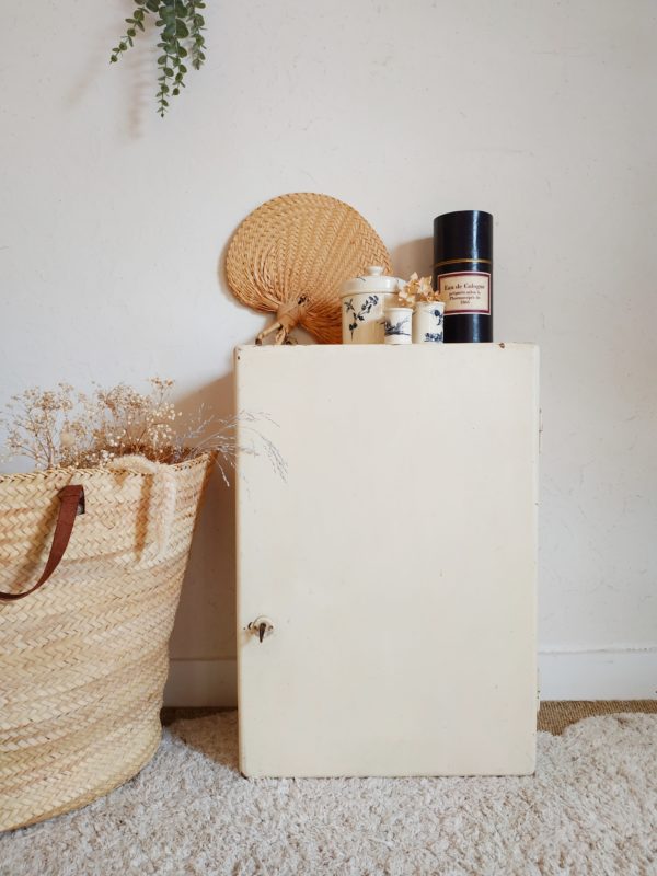 Cette petite armoire à pharmacie en bois ancienne nous offre un look rétro charmant à souhait.