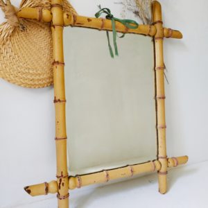 Ce miroir en bois ancien apportera profondeur et agrandira la pièce que ce soit fixé au mur ou posé sur un meuble.