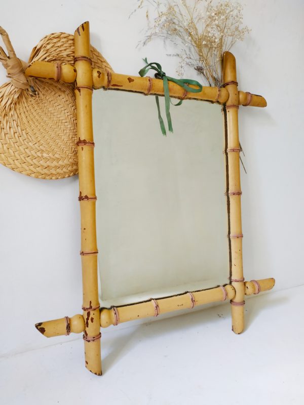 Ce miroir en bois ancien apportera profondeur et agrandira la pièce que ce soit fixé au mur ou posé sur un meuble.
