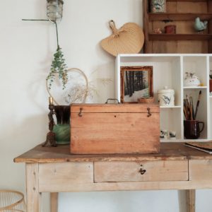 Nous l'imaginons coffre à bijoux, rangement vintage pour accessoires de beauté, coffre astucieux dans l'entrée pour y ranger ses clefs, dans une chambre d enfants pour y ranger ses trésors.