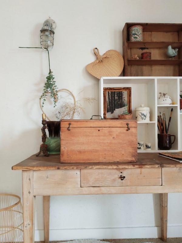 Nous l'imaginons coffre à bijoux, rangement vintage pour accessoires de beauté, coffre astucieux dans l'entrée pour y ranger ses clefs, dans une chambre d enfants pour y ranger ses trésors.