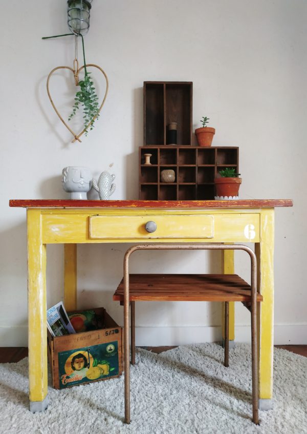 Cette table de ferme rustique possède un charme nostalgique tout en arborant une couleur jaune lumineuse et réjouissante.