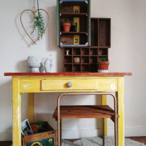 Cette table de ferme ancienne possède un charme nostalgique tout en arborant une couleur jaune lumineuse et réjouissante.