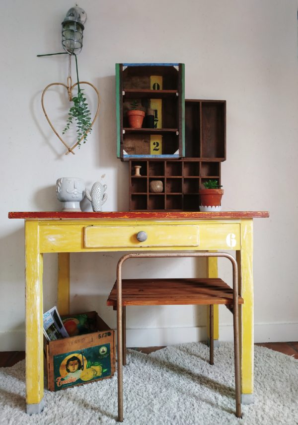 Cette table de ferme ancienne possède un charme nostalgique tout en arborant une couleur jaune lumineuse et réjouissante.