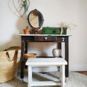 Des années 50, cette petite table ancienne sera parfaite dans une entrée pour donner une touche vintage dans un intérieur à la déco soignée, ou transformée en espace de travail ou table de toilette avec une petite assise en bois.