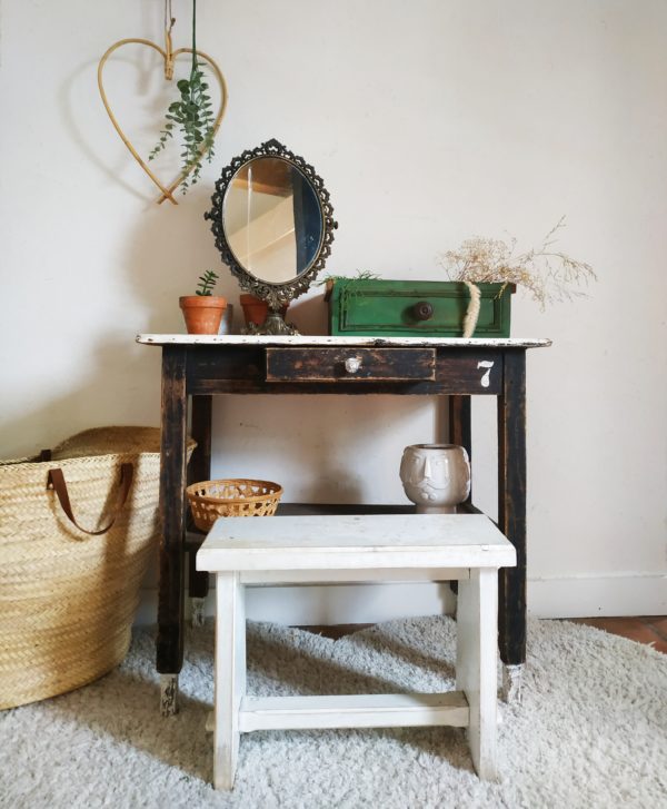 Des années 50, cette petite table ancienne sera parfaite dans une entrée pour donner une touche vintage dans un intérieur à la déco soignée, ou transformée en espace de travail ou table de toilette avec une petite assise en bois.