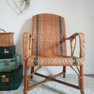 Réalisé en bambou et bois massif, ce sublime fauteuil vintage nous projette directement à l'ombre d'un figuier d'une maison cossue.