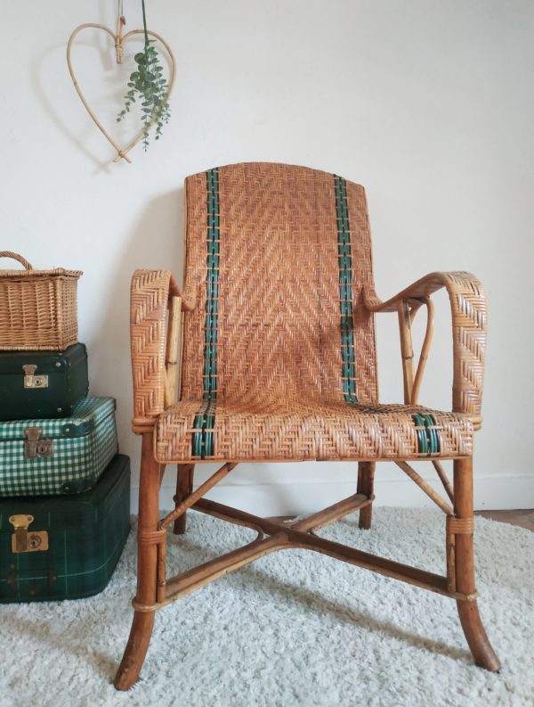 Réalisé en bambou et bois massif, ce sublime fauteuil vintage nous projette directement à l'ombre d'un figuier d'une maison cossue.