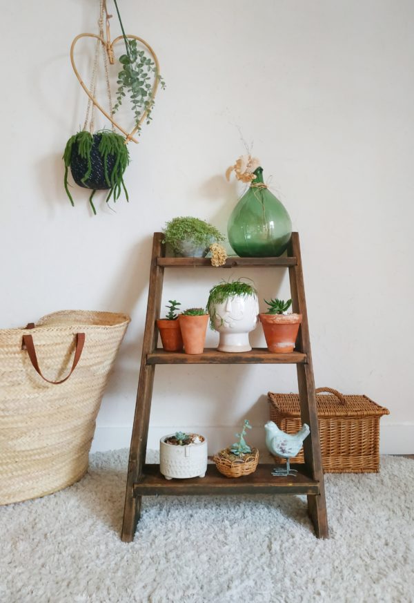 Ce porte-plantes de campagne se plaira dans une entrée, dans une salle de bain, dans une pièce de vie,