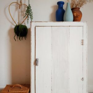 Cette adorable armoire parisienne nous a fait de l'œil pour nous laisser pantois devant sa taille réduite et son charme indéniable.