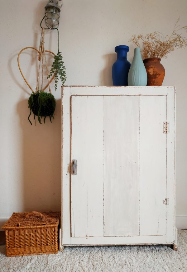 Cette adorable armoire parisienne nous a fait de l'œil pour nous laisser pantois devant sa taille réduite et son charme indéniable.