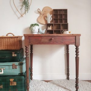 Entièrement en bois, cette table ancienne du milieu du 20ème siècle est d'une très belle simplicité de laquelle émane élégance et solidité de la fabrication.