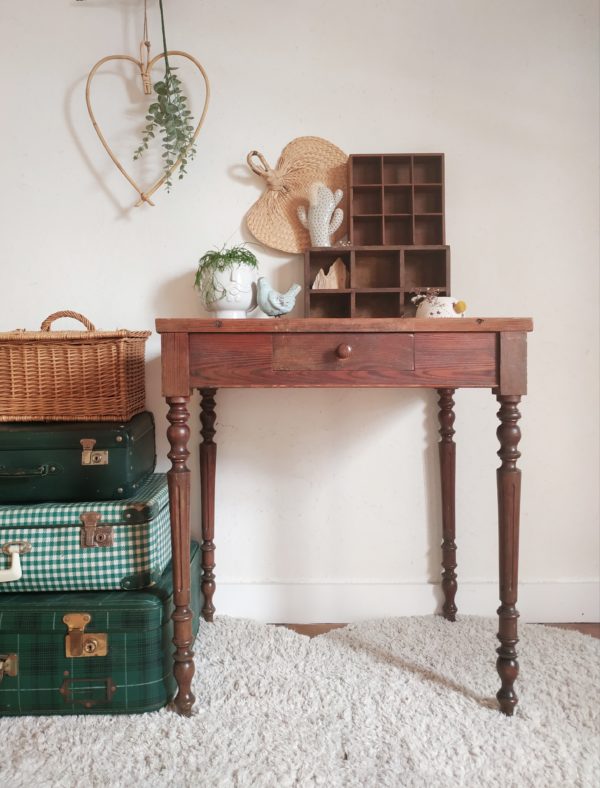 Entièrement en bois, cette table ancienne du milieu du 20ème siècle est d'une très belle simplicité de laquelle émane élégance et solidité de la fabrication.