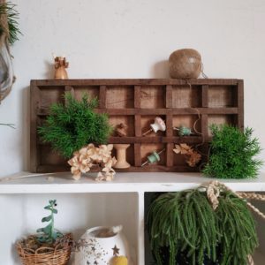 Ces petits objets de rangements en bois anciens et remplis de charme nous amusent et nous donnent envie de ranger avec plaisir.